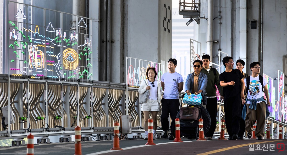 시민들이 차량 통행이 통제된 잠수교 위를 거닐고 있다.