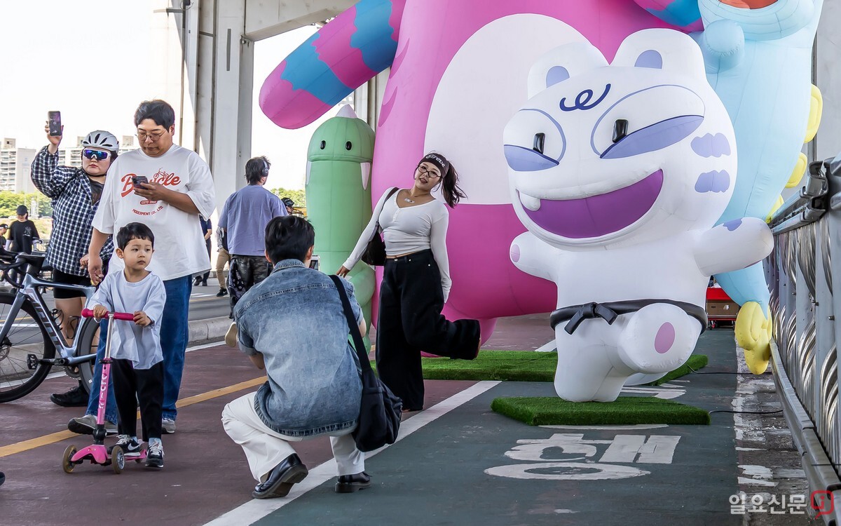시민들이 서울시 캐릭터인 해치와 소울프렌즈 대형 벌룬 앞에서 다정하게 기념사진을 남기고 있다.