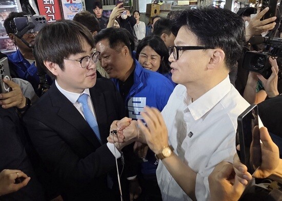 하정우 전 청와대 AI미래기획수석과 한동훈 전 국민의힘 대표가 4월 29일 부산 구포시장서 인사를 나누고 있다. 사진=연합뉴스