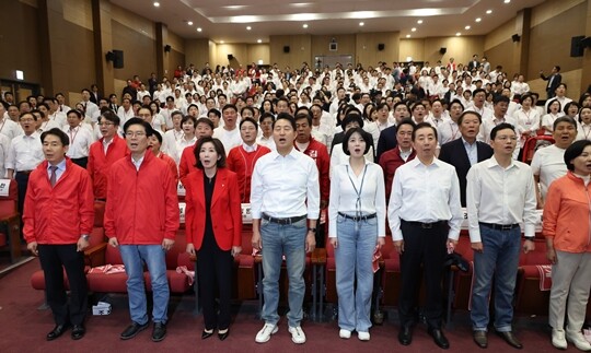 국민의힘 오세훈 서울시장 후보와 배현진 서울시당위원장이 4월 30일 국회 의원회관 대회의실에서 열린 제9회 전국동시지방선거 국민의힘 서울시당 필승결의 및 공천자대회에서 참석자들이 애국가를 부르고 있다. 사진=박은숙 기자