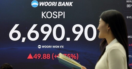 4월 29일 서울 중구 우리은행 본점 딜링룸 현황판에 코스피 지수가 표시되고 있다. 코스피가 연일 전고점을 경신하면서 꿈의 지수인 7000선 돌파를 목전에 뒀다. 사진=연합뉴스