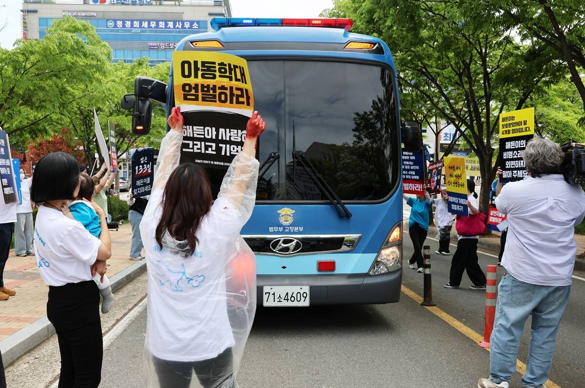 4월 23일 전남 순천시 광주지방법원 순천지원에서 해든이 추모 및 아동학대 근절·법 개정 촉구 집회 참가자들이 생후 4개월 아들을 학대해 숨지게 한 혐의를 받는 친모가 탄 호송차를 향해 엄벌 촉구 목소리를 높이고 있다. 사진=연합뉴스