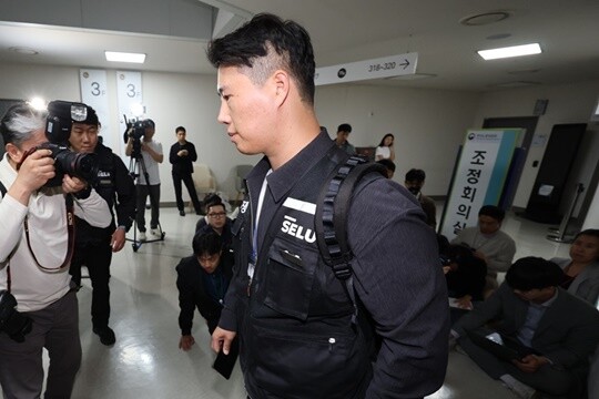 성과급 지급 문제를 둘러싼 삼성전자 노사 협상이 정부 중재에도 최종 결렬됐다. 5월 13일 새벽 최승호 초기업노조 삼성전자지부 위원장이 정부세종청사 중앙노동위원회에서 2차 사후조정에 대해 “최종 결렬” 입장을 밝힌 뒤 협상장을 떠나고 있다. 사진=연합뉴스