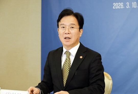 5월 13일 김영훈 고용노동부 장관은 유튜브 ‘장윤선의 취재편의점’에서 긴급조정권 발동 가능성과 관련해 “대화가 필요하다”고 답했다. 지난 3월 김 장관이 서울 종로구 정부서울청사에서 열린 원·하청 동반 성장을 위한 고용노동부-공정거래위원회 업무협약식에서 발언을 하고 있다. 사진=임준선 기자