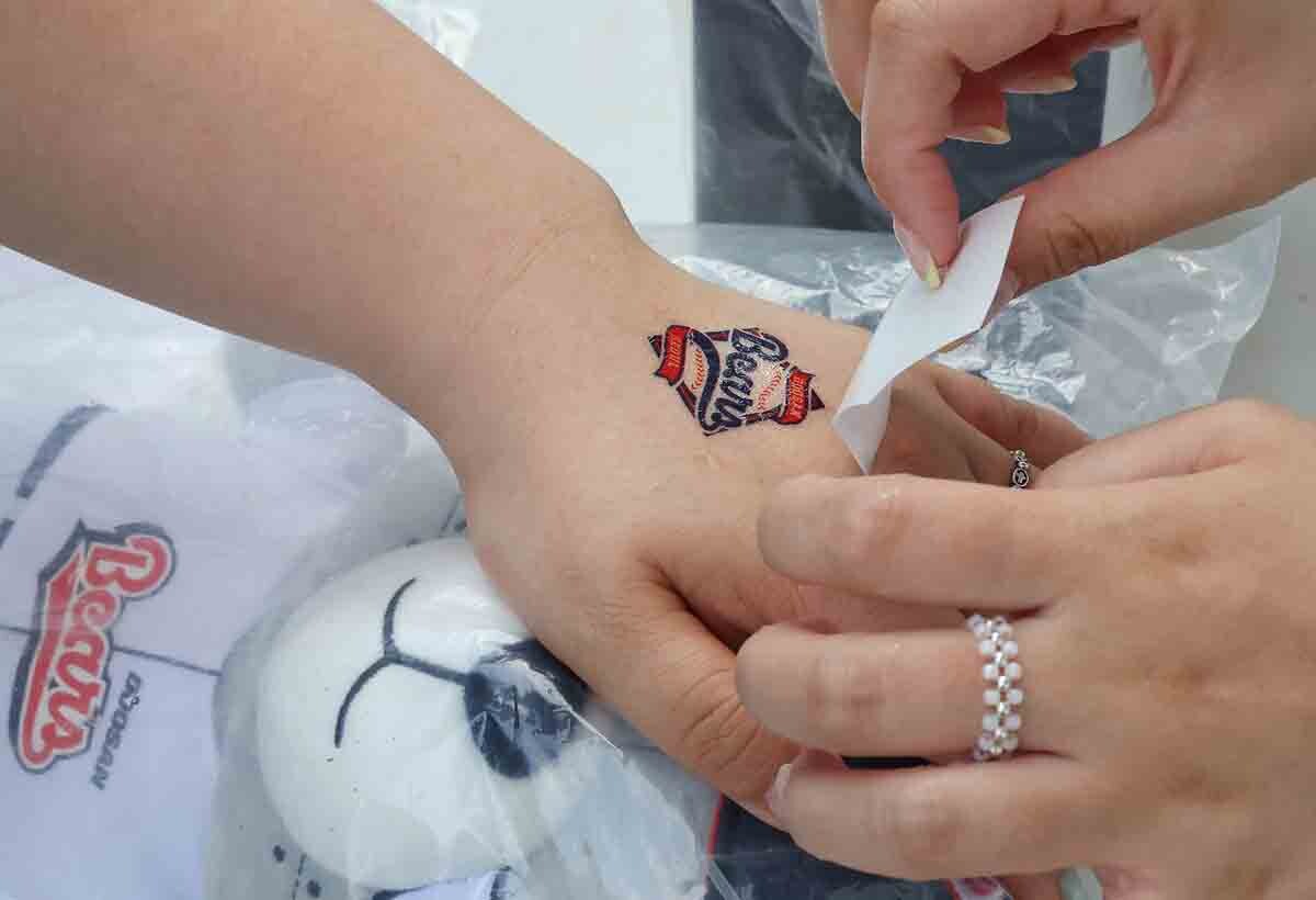 경기장 입장 전 한 팬이 스티커 이벤트에 참여하고 있다. 사진=임준선 기자