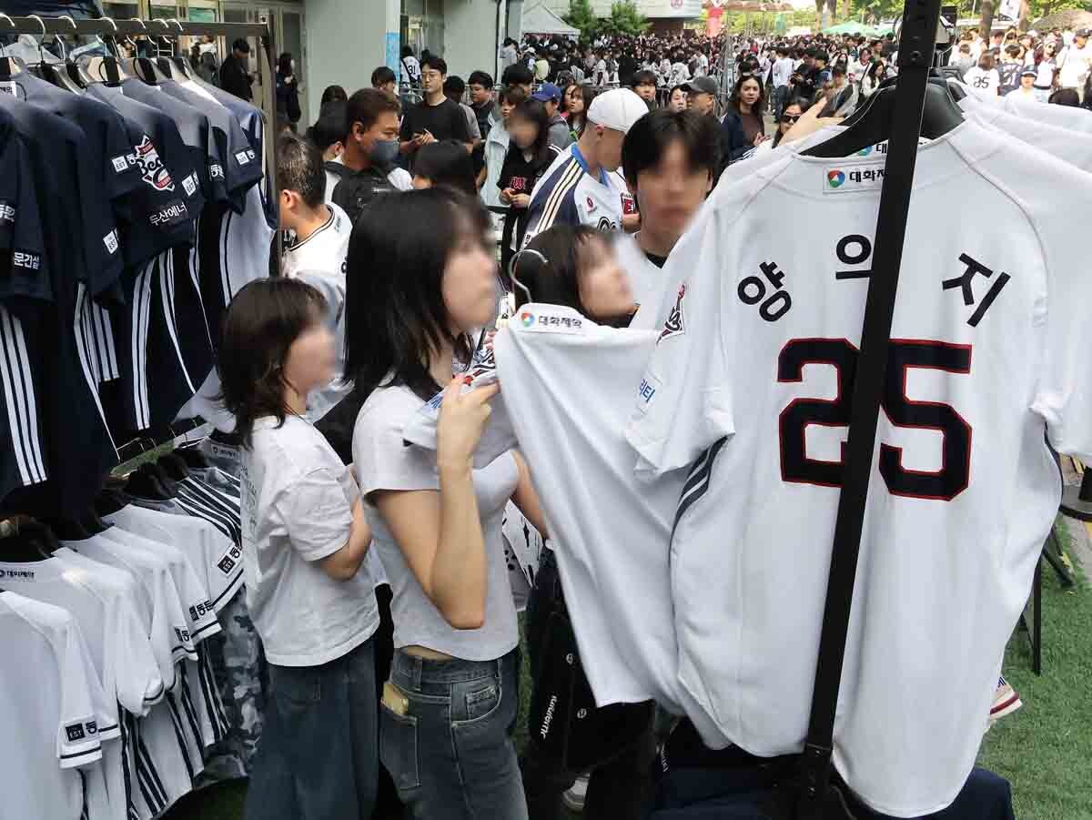 야구장 앞에 마련된 판매대에서 팬들이 굿즈를 고르고 있다. 사진=임준선 기자