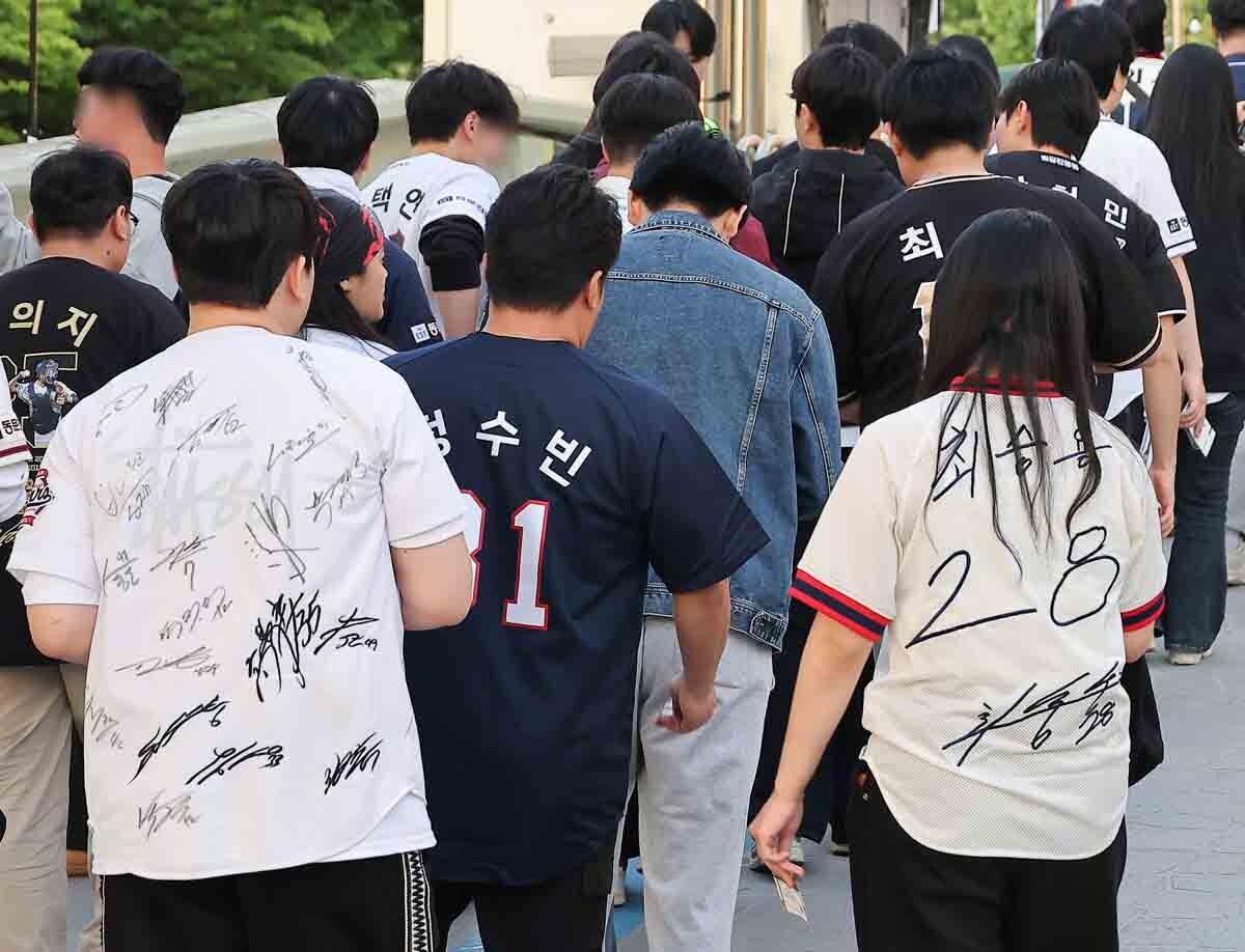 선수들 사인이 있는 티셔츠를 입은 팬들이 야구장 입장을 하고 있다. 사진=임준선 기자