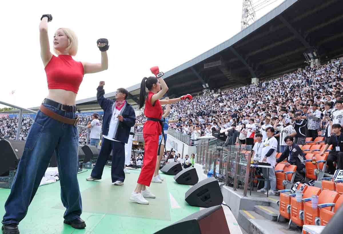 치어리더들의 응원이 관중석 분위기를 띄운다. 사진=임준선 기자