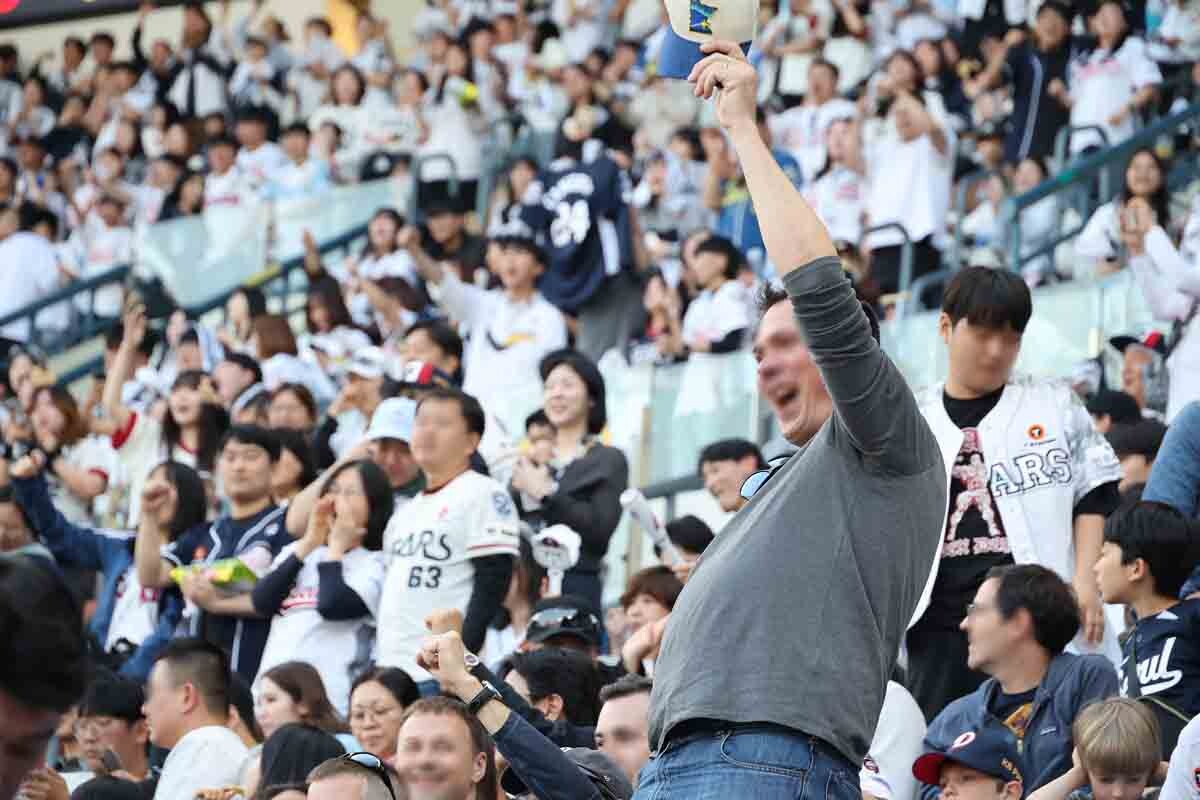 한 외국인이 열띤 응원을 하고 있다. 사진=임준선 기자