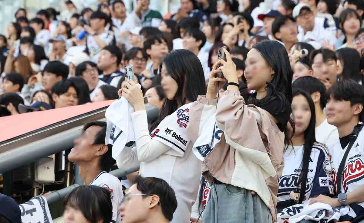 여성 팬들이 인증샷을 찍고 있다. 사진=임준선 기자