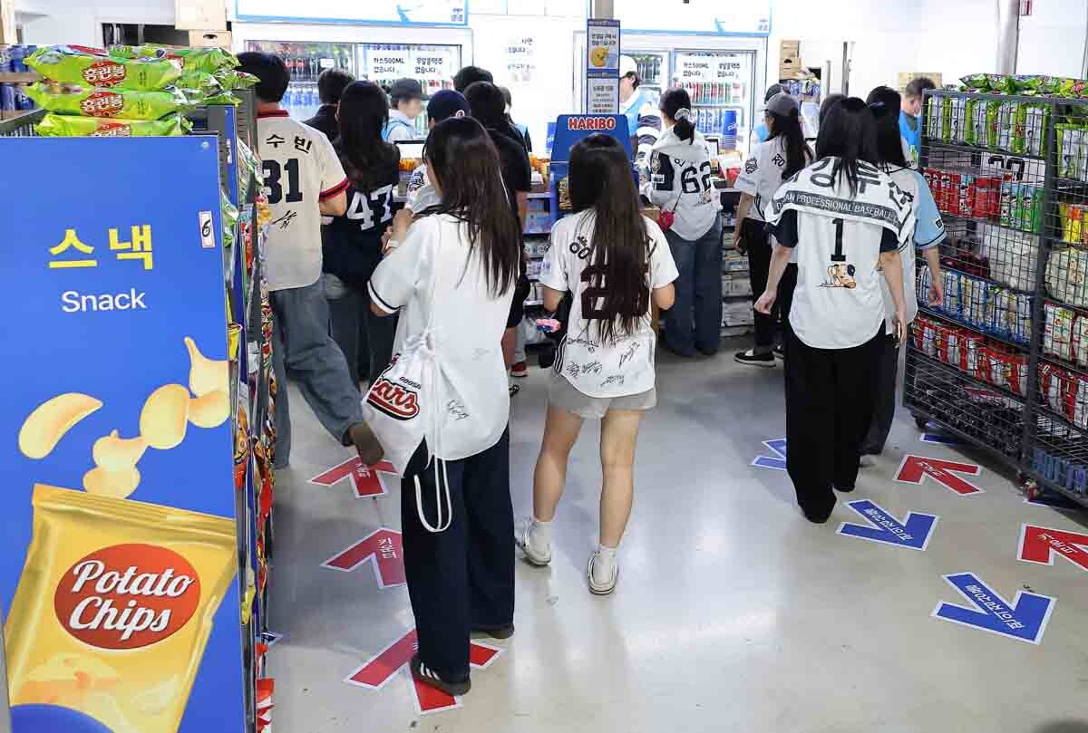 클리닝 타임에 팬들이 편의점에서 먹거리를 구매하고 있다. 사진=임준선 기자
