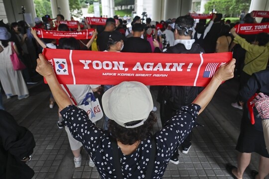 윤석열 전 대통령의 내란 우두머리 혐의·직권남용 권리행사 방해 혐의 사건 9차 공판이 열린 2025년 7월 3일 오전 서울 서초구 서울중앙지법에 지지자들이 모여 윤석열 대통령을 외치고 있다. 사진=박정훈 기자