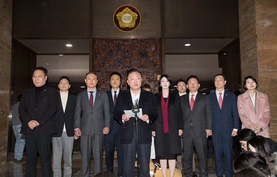 친한계로 분류되는 국민의힘 의원들이 1월 29일 국회 로텐더홀 앞에서 의원총회를 앞두고 한동훈 전 대표 제명을 주도한 장동혁 대표 체제 지도부의 즉각 사퇴를 요구하는 집단 성명을 발표하고 있다. 사진=이종현 기자