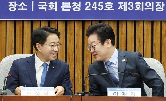 2025년 1월 이재명 당시 더불어민주당 대표와 조정식 의원 국회에서 열린 토론회에 참석해 대화를 나누고 있다. 사진=연합뉴스