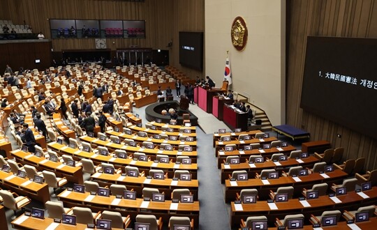 우원식 의장이 끝내 통과시키지 못하고 무산된 개헌도 후반기 국회에서 다시 추진될 전망이다. 조 의원은 “후반기에 즉시 개헌특위를 구성해 국민적 합의와 야당의 협력을 이끌어 내겠다”고 했다. 국회 본회의 전경. 사진=박은숙 기자