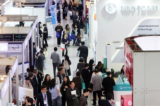 4월 28일 서울 강남구 코엑스에서 열린 바이오코리아 2026에서 참가자들이 부스를 둘러보고 있다. 사진=연합뉴스