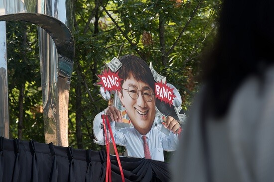 지속가능한 케이팝을 원하는 팬들이 모인 기후운동단체 케이팝포플래닛이 2024년 9월 4일 서울 용산구에 있는 하이브 본사 앞에서 케이팝 업계의 환경 보호 노력을 촉구하는 '플라스틱 앨범의 죄악'(Plastic Album Sins) 캠페인의 일환으로 퍼포먼스를 하고 있다. 사진=이종현 기자