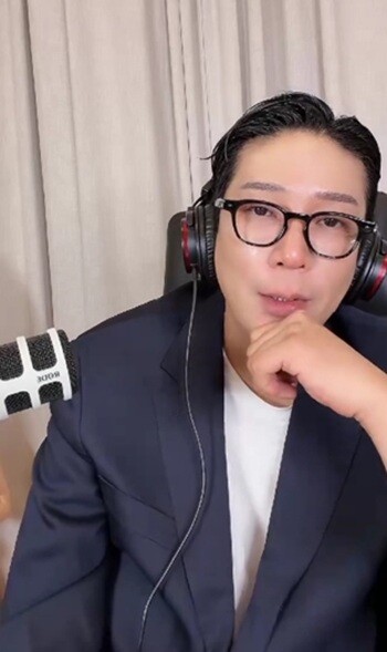 자신이 설립한 엔터사 원헌드레드와 관련한 각종 의혹에 대해 MC몽이 '작심 폭로'에 나섰다. 사진=MC몽 틱톡 라이브 방송 캡처