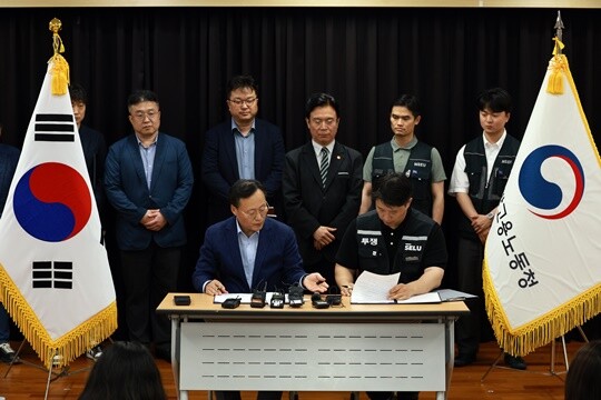 5월 20일 경기도 수원시 경기고용노동청에서 열린 삼성전자 임금협상을 마친 후 여명구 삼성전자 DS 피플팀장과 최승호 삼성그룹 초기업노동조합 삼성전자지부 위원장이 잠정 합의안에 서명하고 있다. 사진=연합뉴스