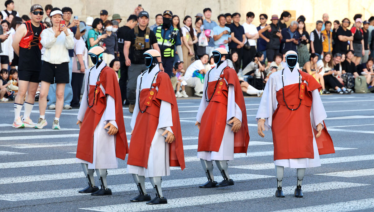 로봇 스님(석가, 가비, 모희, 니사)들이 흥인지문 앞에서 연등 행렬에 나서기 위해 준비하고 있다. 사진=박은숙 기자