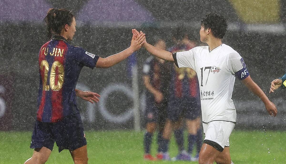 경기를 앞두고 내고향여자축구단이 수원 팀과 악수를 할지에도 관심이 쏠렸다. 최근 북한은 각급 대표팀이 국제대회에서 상대팀과 악수를 거부하는 모습을 보였다. 이날은 경기를 전후로 선수들이 손을 맞댔다. 사진=연합뉴스