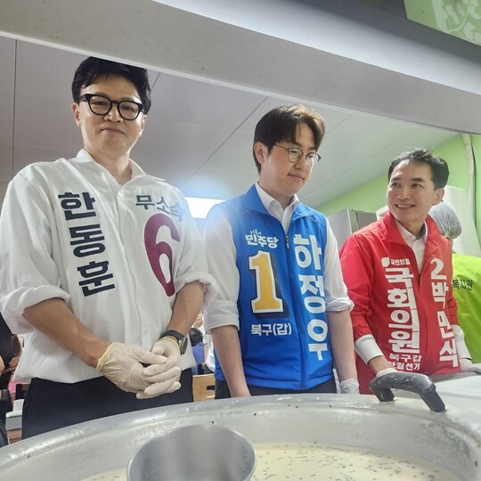 6·3 부산 북구 갑 보궐선거에 출마한 하정우 민주당 후보(가운데), 박민식 국민의힘 후보(오른쪽), 한동훈 무소속 후보가 5월 21일 부산 북구 남산정복지관에서 열린 콩국수데이에서 국수 배식을 하기 위해 주방 앞에서 국수가 나오길 기다리고 있다. 사진=김지영 기자