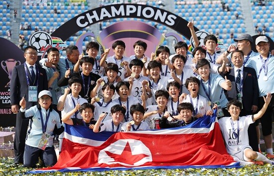 AFC 여자챔피언스리그 우승을 차지한 내고향 여자축구단이 인공기를 펼치고 있다. 사진=연합뉴스
