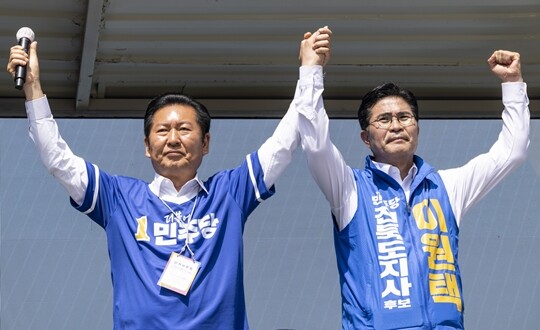 더불어민주당 정청래 총괄상임선대위원장이 5월 25일 전북 전주시에서 열린 선거 유세에서 이원택 전북지사 후보 손을 들어 보이며 지지를 호소하고 있다. 사진=연합뉴스