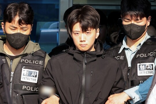 장윤기(23)가 14일 오전 광주 서부경찰서에서 검찰로 송치되기 전 포토라인에 서고 있다. 경찰은 광주 광산구 월계동 한 보행로에서 귀가 중이던 여고생을 흉기로 여러 차례 찔러 살해하고, 남고생에게 흉기를 휘두른 혐의를 받는 장씨의 신상 정보를 국민의 알권리 등을 고려해 이날부터 한 달간 공개하기로 결정했다.  사진=연합뉴스