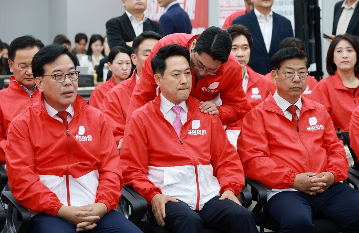장동혁 국민의힘 상임선거대책위원장이 3일 서울 여의도 당사에 마련된 제9회 전국동시지방선거 개표 상황실에서 방송사 출구조사 결과를 지켜보며 박준태 당대표 비서실장의 보고를 받고 있다. 사진=국회사진기자단