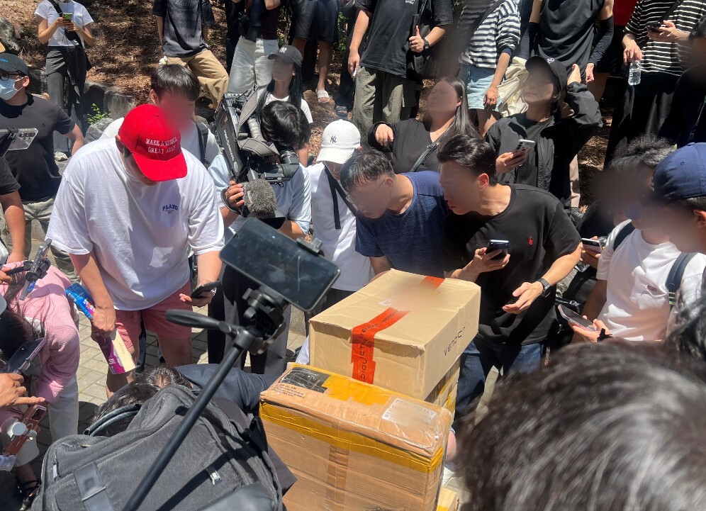 핸드볼경기장에서 근무하는 대한체육회 측이 수령할 예정인 택배가 도착하자 일부 시위 참가자들은 이를 부정선거 관련 증거물로 의심하며 개봉해 내용물을 확인하기도 했다.  사진=한승구 기자