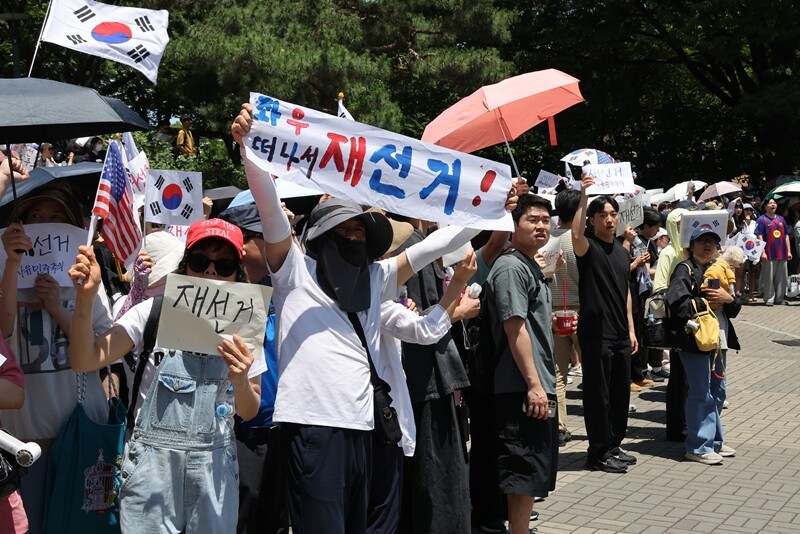 서울 송파구 올림픽공원 핸드볼경기장 앞에서 시민들이 투표 용지 부족 사태를 비판하며 재선거를 요구하고 있다. 사진=임준선 기자