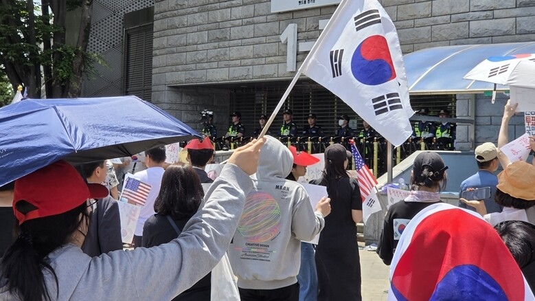 지난 8일 서울 송파구 올림픽공원 핸드볼경기장에서 ‘투표지 부족 사태’를 규탄하며 재선거를 요구하는 ‘잠실 개표소 봉쇄 시위’에서 시민들이 구호를 외치고 있다. 사진=김철준 기자