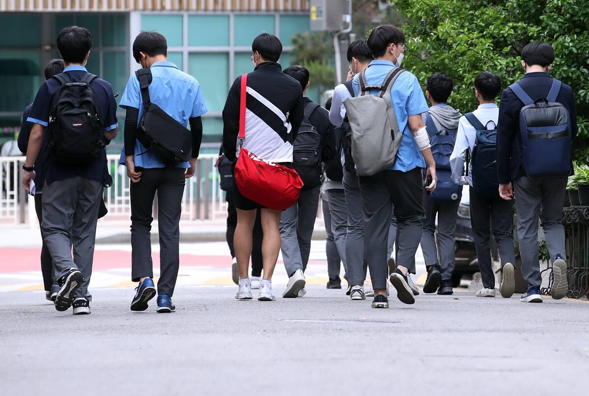 서울 종로구의 한 고등학교에서 학생들이 하교하는 모습으로 기사의 특정 내용과 관련 없음. 사진=연합뉴스