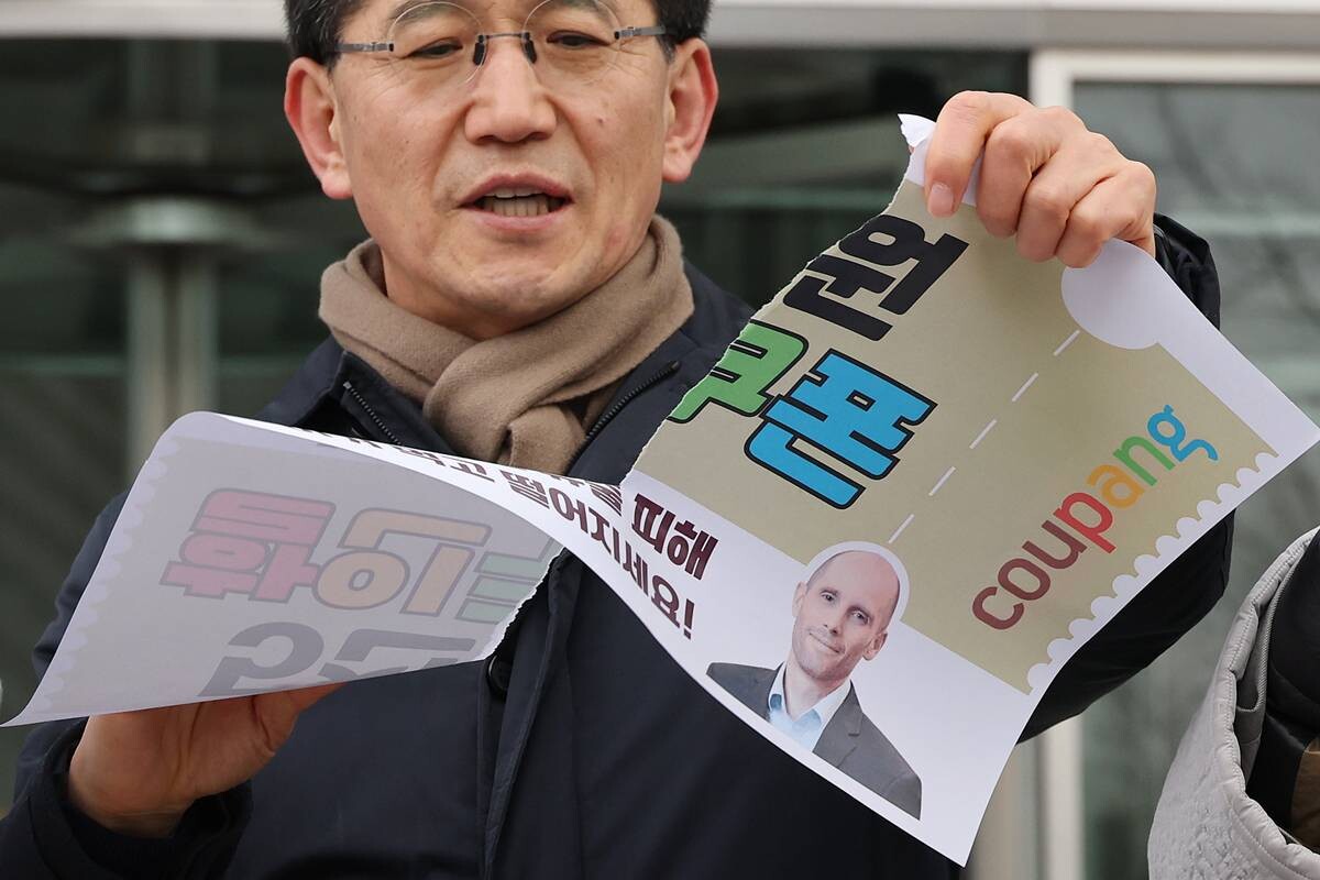 안전한 쿠팡만들기 공동행동 관계자들이 지난 1월 14일 서울 송파구 쿠팡 본사 앞에서 열린 '시민 기만하는 쿠팡 탈퇴, 쿠팡 쿠폰 거부 선언 기자회견'에서 보상 쿠폰을 찢는 퍼포먼스를 펼치고 있다. 사진=연합뉴스