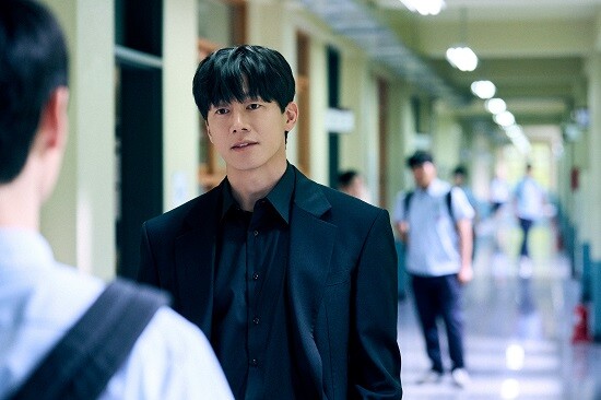 매회 에피소드에 등장하는 '빌런'들은 달랐지만 김무열이 꼽은 최고이자 최악의 빌런은 5회에서 출연한 '우진 맘'이었다. 사진=넷플릭스 '참교육' 스틸컷
