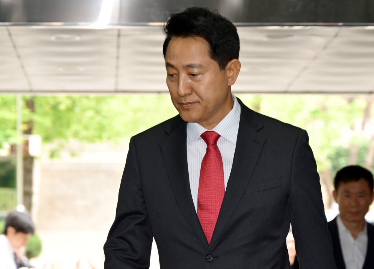 여론조사비 대납 의혹으로 기소된 오세훈 서울시장이 17일 서울 서초구 서울중앙지방법원에서 열린 결심공판에 출석하고 있다. 사진=연합뉴스