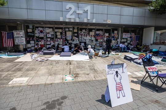 제9회 전국동시지방선거 투표용지 부족 사태에 항의하며 개표소 봉쇄 시위를 이어가고 있는 지난 6월 18일 서울 송파구 올림픽공원 핸드볼경기장 앞에서 시위대가 시위를 하고 있다. 핸드볼경기장 출입문에 태극기보다 성조기가 더 많이 붙은 모습. 도널드 트럼프 미국 대통령 사진도 여러 장 붙어 있다. 사진=최준필 기자