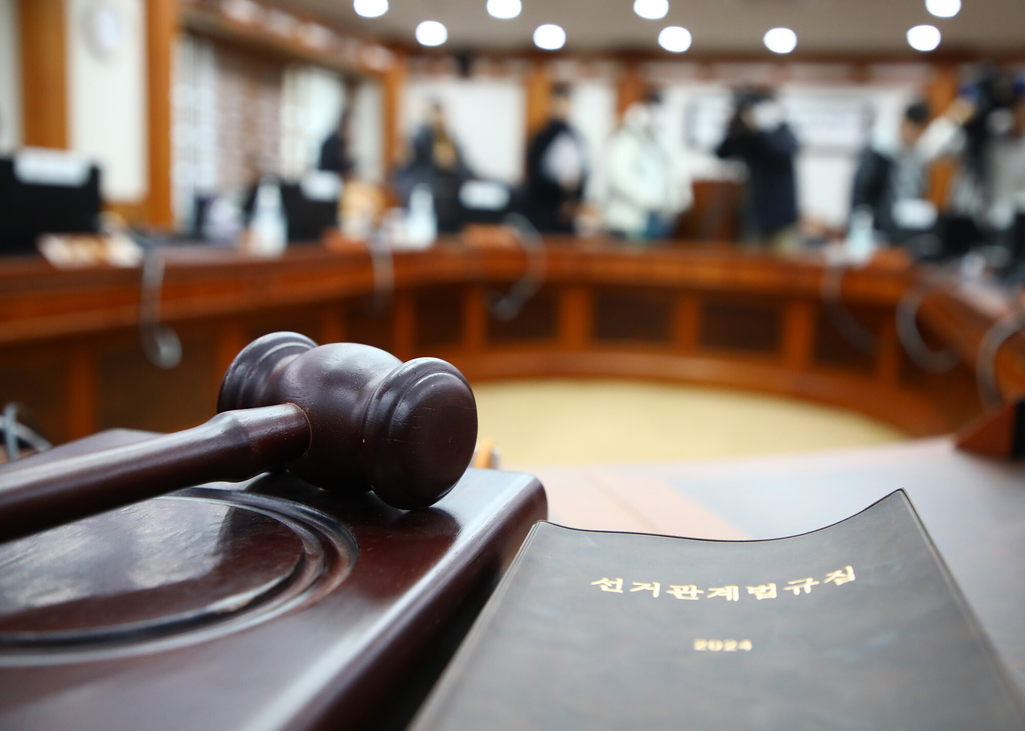 중앙선관위 회의실에 중앙선관위원장 의사봉이 놓여져 있다. 사진=임준선 기자