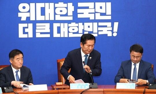 더불어민주당 정청래 전 대표가 6월 24일 국회에서 열린 최고위원회의를 마치고 자리를 나서고 있다. 사진=박은숙 기자