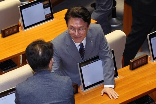 김민석 국무총리가 6월 5일 국회에서 열린 본회의에서 의원들과 인사를 나누고 있다. 사진=박은숙 기자