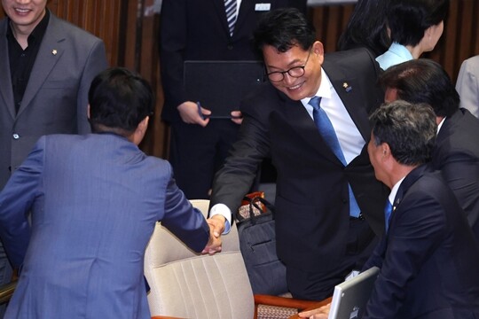 인천 연수갑 국회의원 보궐선거에서 당선된 송영길 더불어민주당 의원이 6월 5일 국회 본회의에 참석해 박지원 의원과 인사하고 있다. 사진=박은숙 기자