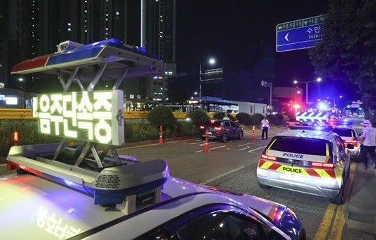 지난 6월 23일 저녁 경기도 시흥시 신천사거리 인근 도로에서 시흥경찰서 소속 경찰들이 음주운전 단속을 실시하고 있다. 사진=박정훈 기자