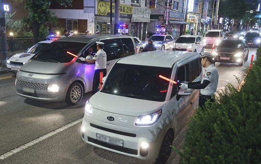 이날 음주운전 단속 중에는 안전띠 미착용, 운전 중 휴대전화 사용, 무면허운전 등 교통법규 위반 단속도 함께 이뤄졌다. 사진=박정훈 기자
