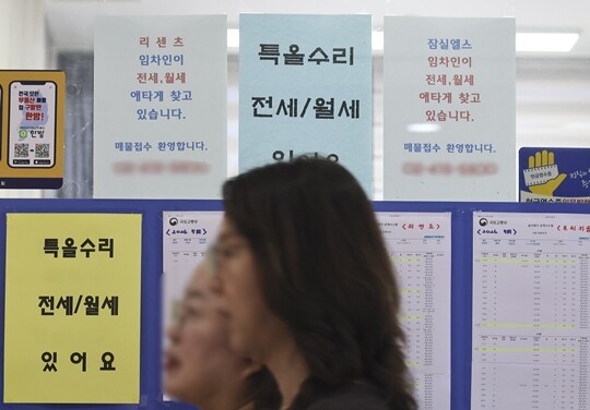 김용범 청와대 정책실장은 6월 20일 소셜미디어에 부동산 과세 정상화 필요성을 언급했다. 6월 22일 서울 송파구 부동산 중개소 모습. 사진=박정훈 기자