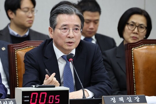 김용범 대통령실 정책실장이 2025년 11월 18일 국회에서 열린 운영위원회 전체회의에서 의원 질의에 답하고 있다. 사진=박은숙 기자