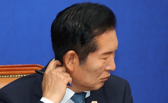 더불어민주당 정청래 전 대표가 6월 24일 국회에서 열린 최고위원회의에서 생각에 잠겨 있다. 사진=박은숙 기자
