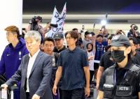 [르포] 홍명보 감독 귀국길 덮친 ‘새벽 분노’…성난 함성 사이로 말없이 사라졌다