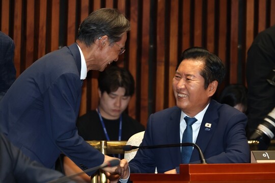 더불어민주당 정청래 전 대표가 6월 29일 국회에서 열린 의원총회에 참석해 의원들과 인사하고 있다. 사진=박은숙 기자