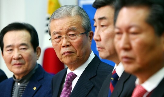 김종인 더불어민주당 대표와 이종걸 원내대표, 정청래 더민주 가계부채특위 위원장 등이 2016년 2월 26일 오전 서울 여의도 국회 대표 회의실에서 부실부채를 태우는 퍼포먼스를 하고 있다. 사진=박은숙 기자
